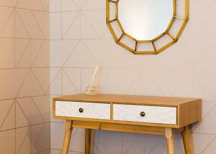 Charming 2-bedroom In The Centre شقة *