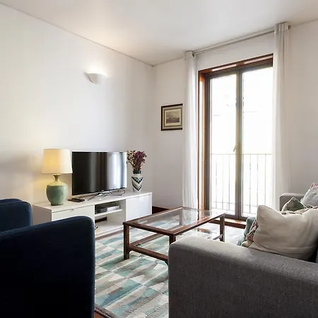Charming 2-bedroom In The Centre Lägenhet